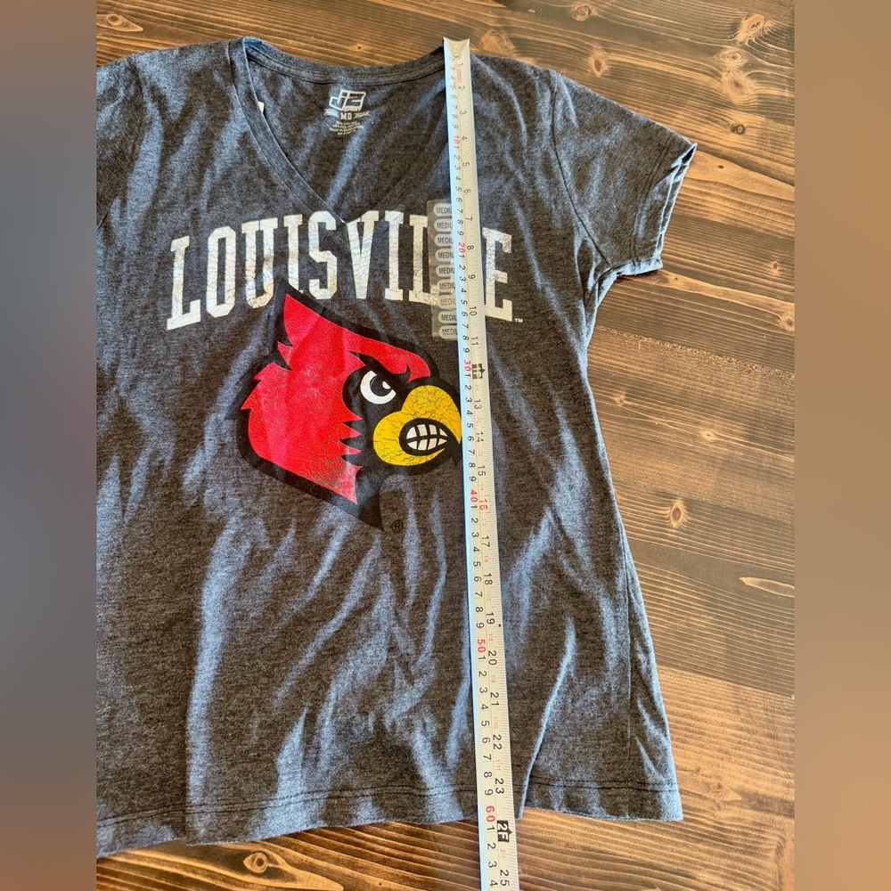 NWT Women’s Louisville Cardinals Gray‎ V-Neck T-Shirt Size M - Picture 6 of 6